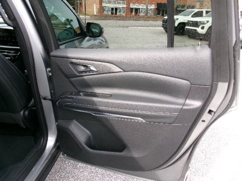 Used 2025 Chevrolet Traverse LT image 13