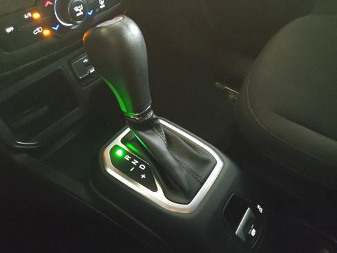 Used 2020 Jeep Renegade Altitude FWD image 26