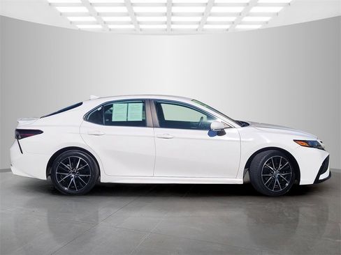 Used 2022 Toyota Camry SE image 3