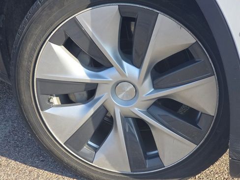 Used 2020 Tesla Model Y Long Range image 8