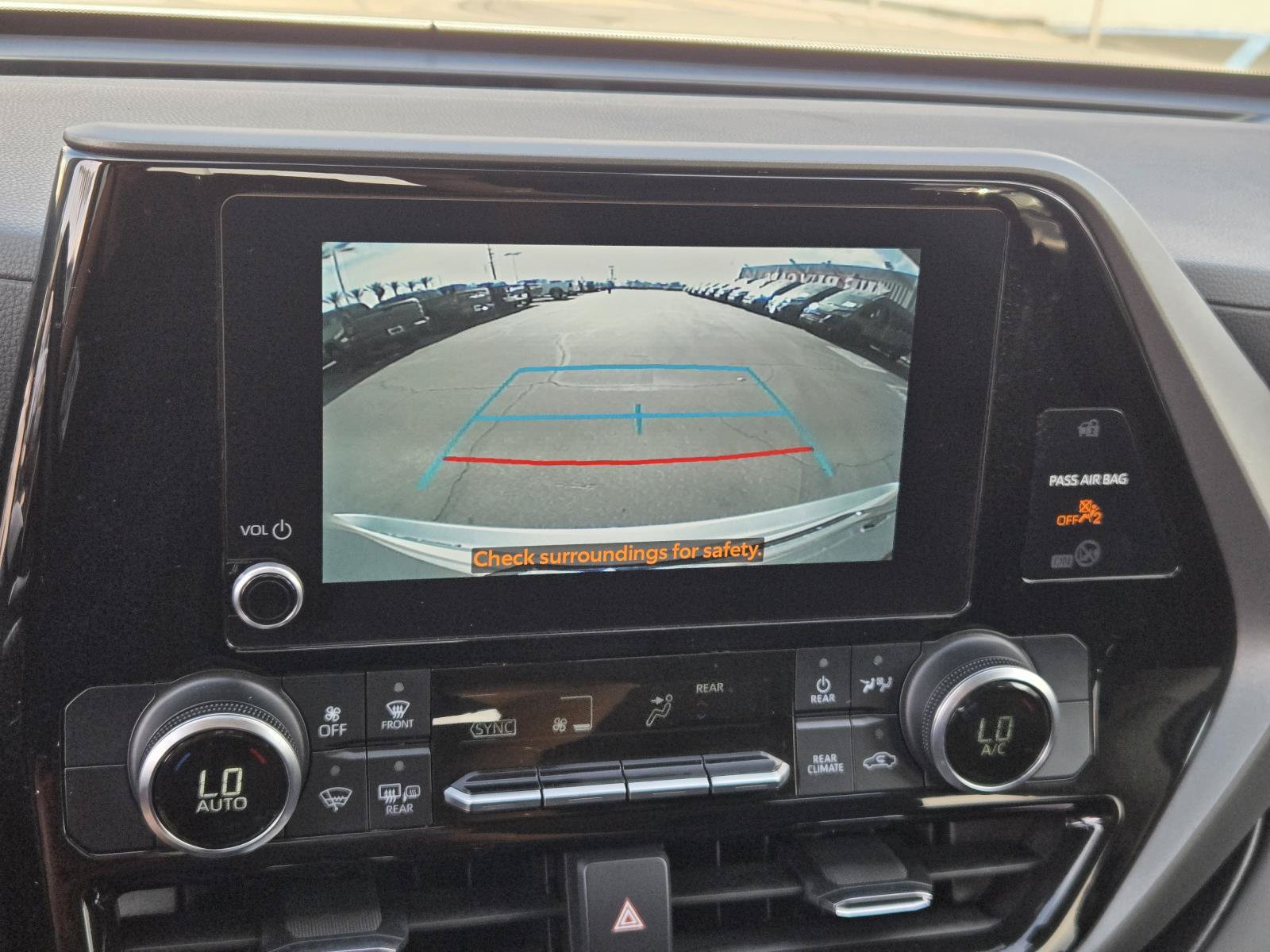 Used 2024 Toyota Highlander LE FWD image 8
