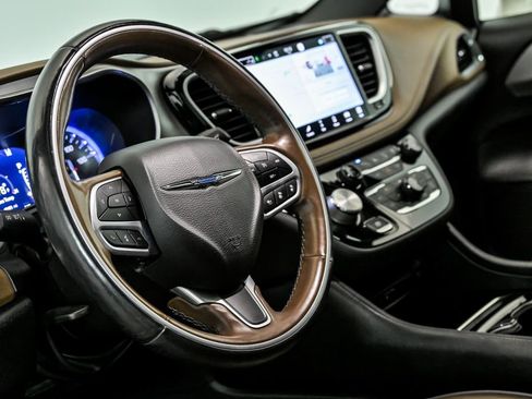 Used 2021 Chrysler Pacifica Limited w/ Uconnect Theater Family Group image 17