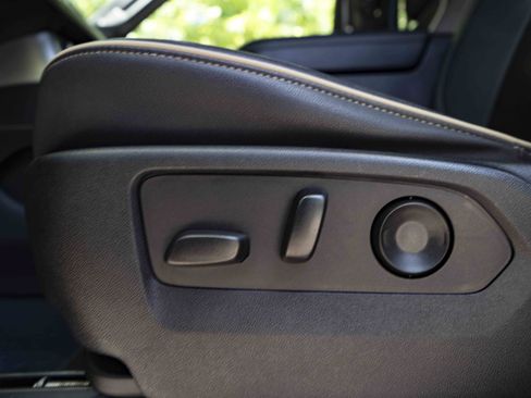 Used 2023 Chevrolet Tahoe Premier AWD/4WD image 39