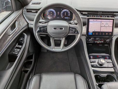 Used 2024 Jeep Grand Cherokee Overland w/ Luxury Tech Group IV AWD/4WD image 15