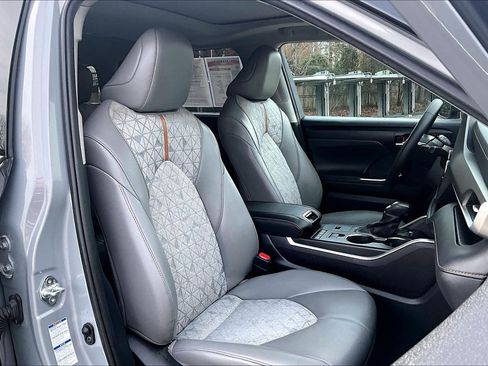 Used 2022 Toyota Highlander Bronze Edition image 7