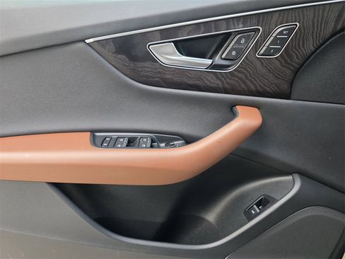 Used 2022 Audi Q8 Premium image 17