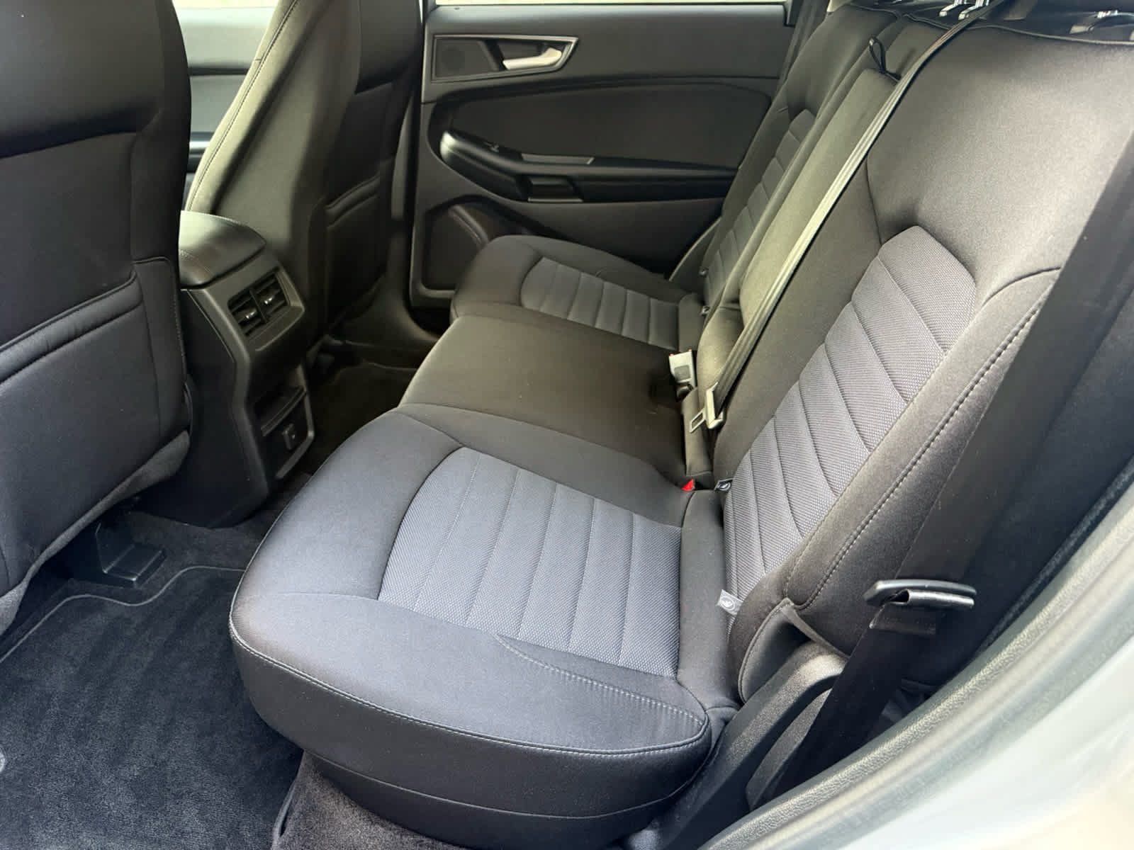 Used 2018 Ford Edge SE FWD image 5