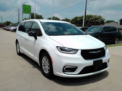 Used 2026 Chrysler Pacifica Select FWD image 4