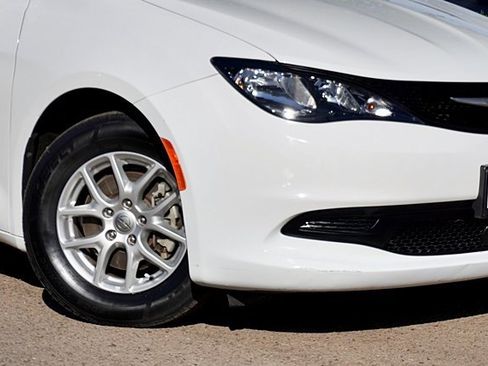 Used 2022 Chrysler Voyager LX image 4