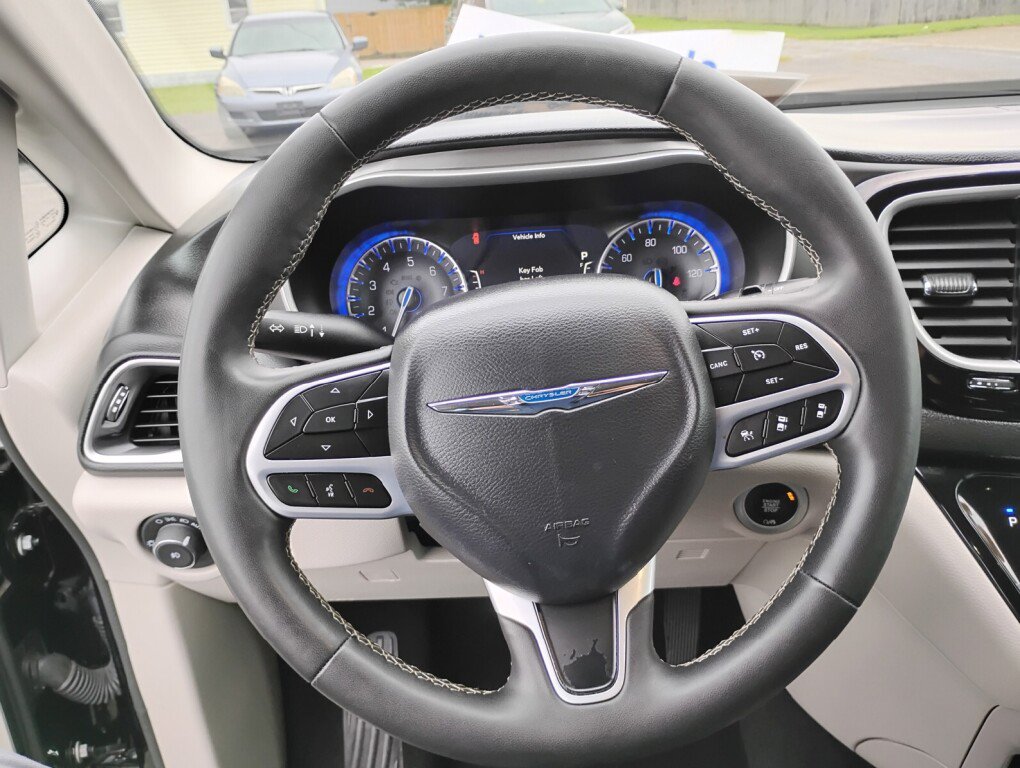 Used 2024 Chrysler Pacifica Touring-L FWD image 18
