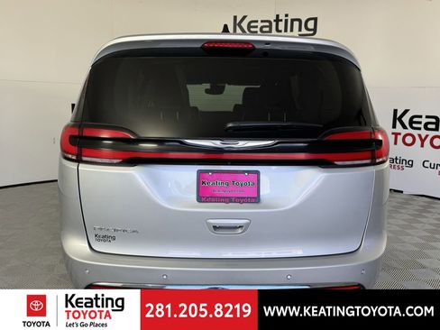 Used 2024 Chrysler Pacifica Touring-L image 6