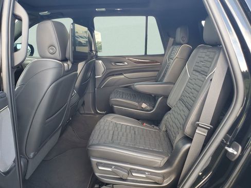 Used 2022 Cadillac Escalade Sport Platinum w/ Heavy-Duty Trailer Package AWD/4WD image 13