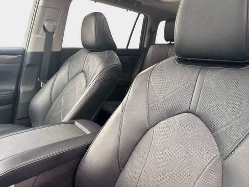 Used 2023 Toyota Highlander Platinum FWD image 22