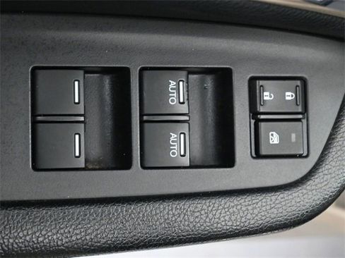 Used 2016 Honda Pilot Touring image 12