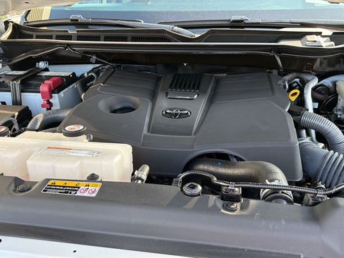 Used 2025 Toyota Tundra Limited AWD/4WD image 36