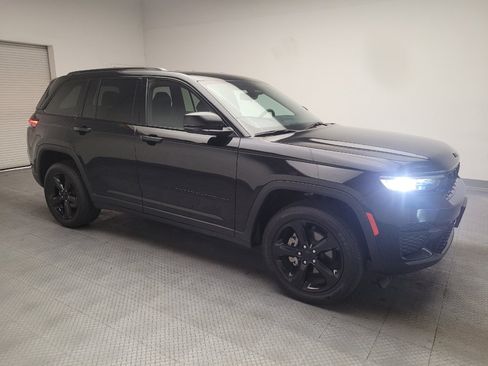 Used 2023 Jeep Grand Cherokee Altitude AWD/4WD image 11