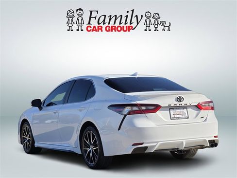 Used 2023 Toyota Camry SE image 3