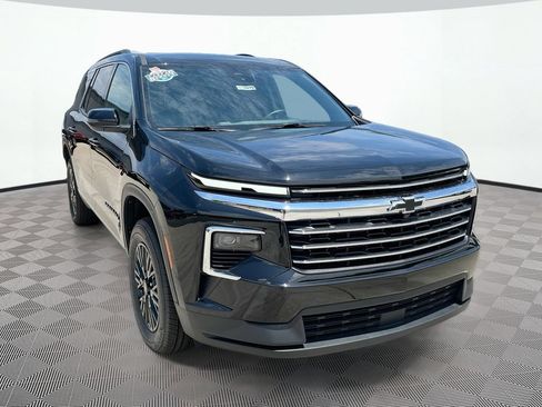 Used 2025 Chevrolet Traverse LT FWD image 3