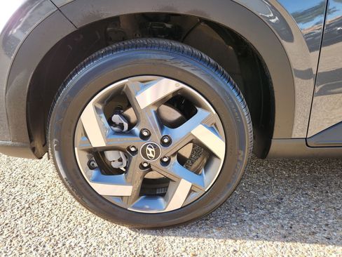Used 2025 Hyundai Venue SEL FWD image 11