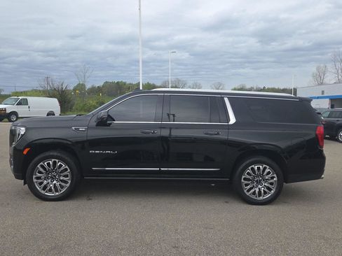 Used 2023 GMC Yukon XL Denali Ultimate AWD/4WD image 2