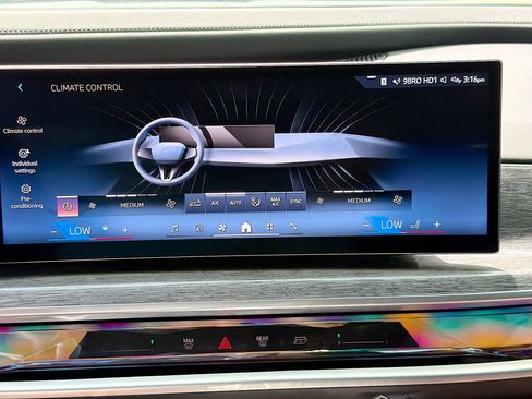 Used 2025 BMW i7 eDrive50 w/ Premium Package RWD image 33