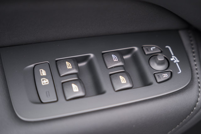 New 2027 Volvo XC60 T8 Plus AWD/4WD image 32