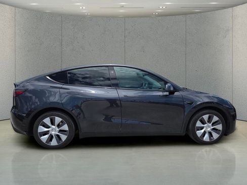 Used 2024 Tesla Model Y 2WD image 2