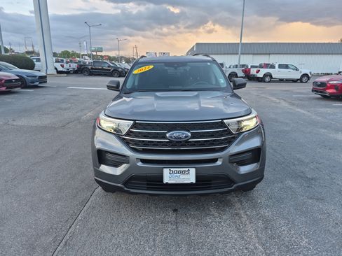Used 2024 Ford Explorer XLT image 3