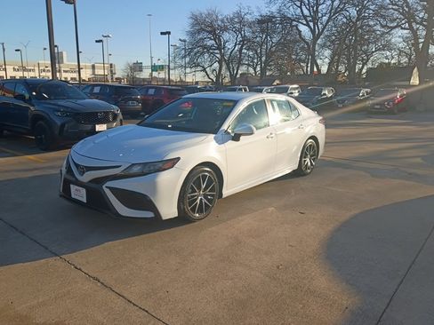 Used 2024 Toyota Camry SE image 1
