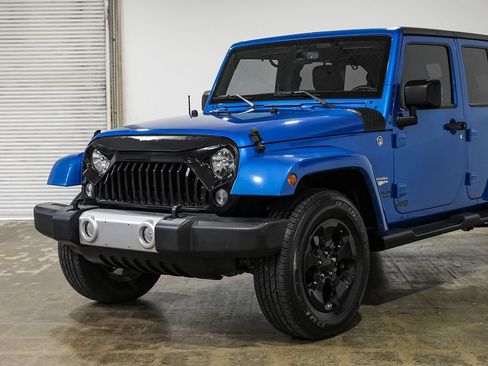 Used 2015 Jeep Wrangler Unlimited Sahara w/ Connectivity Group AWD/4WD image 5