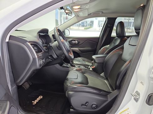 Used 2020 Jeep Cherokee Latitude Plus image 9