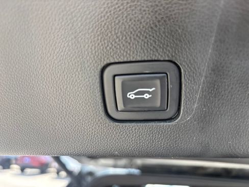 Used 2023 Chevrolet Traverse Premier AWD/4WD image 41