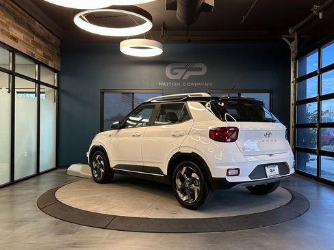 Used 2025 Hyundai Venue Limited image 5