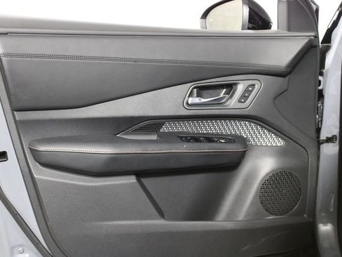 Used 2024 Nissan Ariya FWD image 7