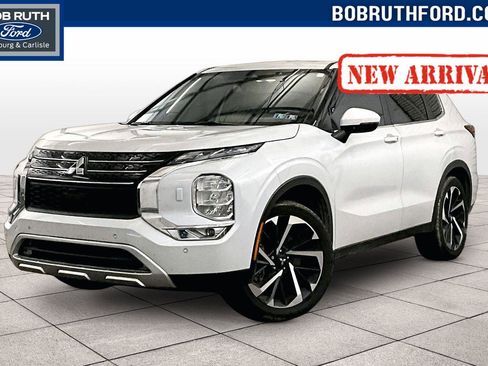 Used 2023 Mitsubishi Outlander SE image 1