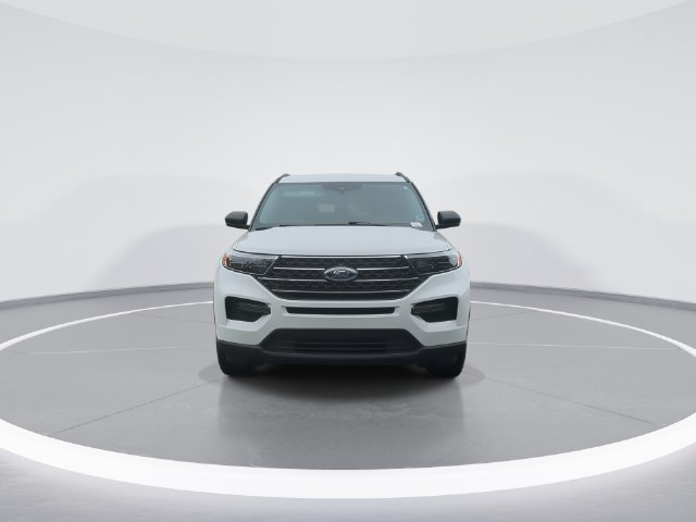 Used 2023 Ford Explorer XLT AWD/4WD image 3