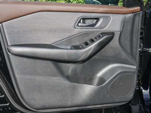 Used 2023 Nissan Rogue S FWD image 18