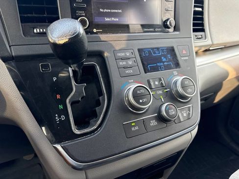 Used 2019 Toyota Sienna LE AWD/4WD image 25