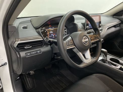 Used 2025 Nissan Altima 2.5 SV image 2