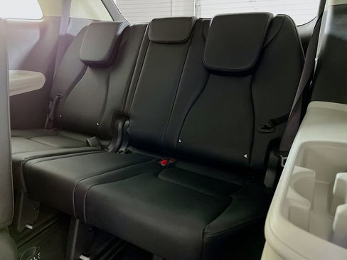 Used 2024 Kia Carnival EX FWD image 31