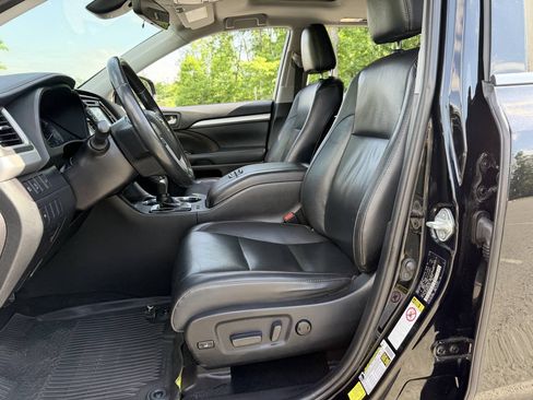 Used 2019 Toyota Highlander XLE AWD/4WD image 13