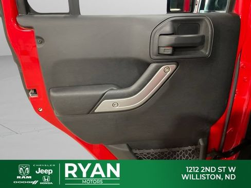 Used 2015 Jeep Wrangler Unlimited Rubicon w/ Max Tow Package AWD/4WD image 32