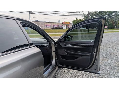 Used 2022 BMW 750i xDrive w/ Executive Package image 11