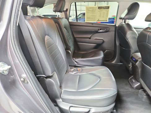 Used 2022 Toyota Highlander XLE image 38