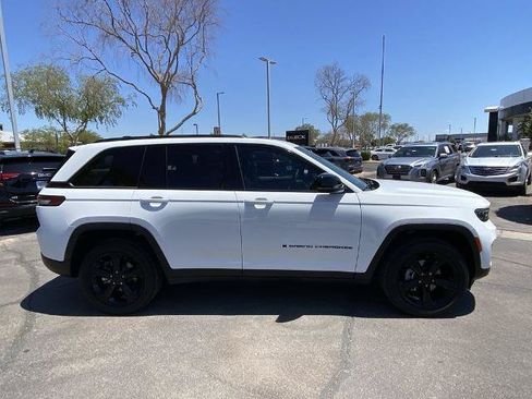 Used 2023 Jeep Grand Cherokee Altitude AWD/4WD image 2