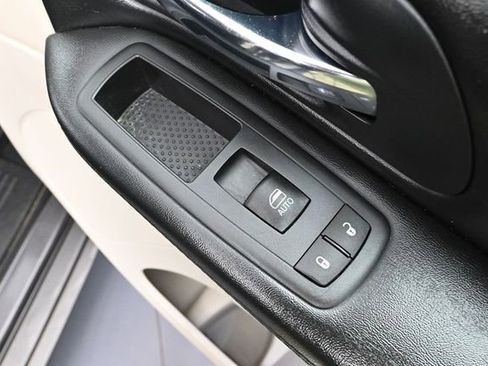 Used 2016 Dodge Grand Caravan SXT FWD image 41