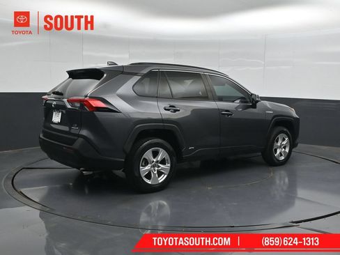 Used 2021 Toyota RAV4 LE AWD/4WD image 2