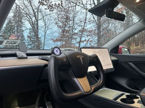 Used 2022 Tesla Model Y Long Range image 6