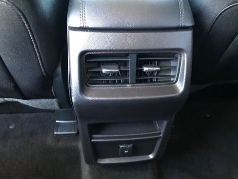 Used 2018 Ford Edge SE image 34