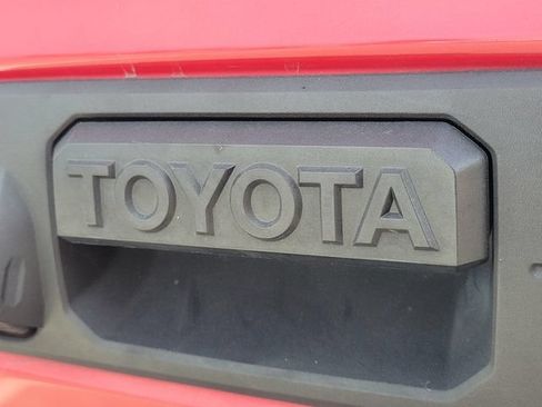 Used 2018 Toyota Tacoma SR5 RWD image 8